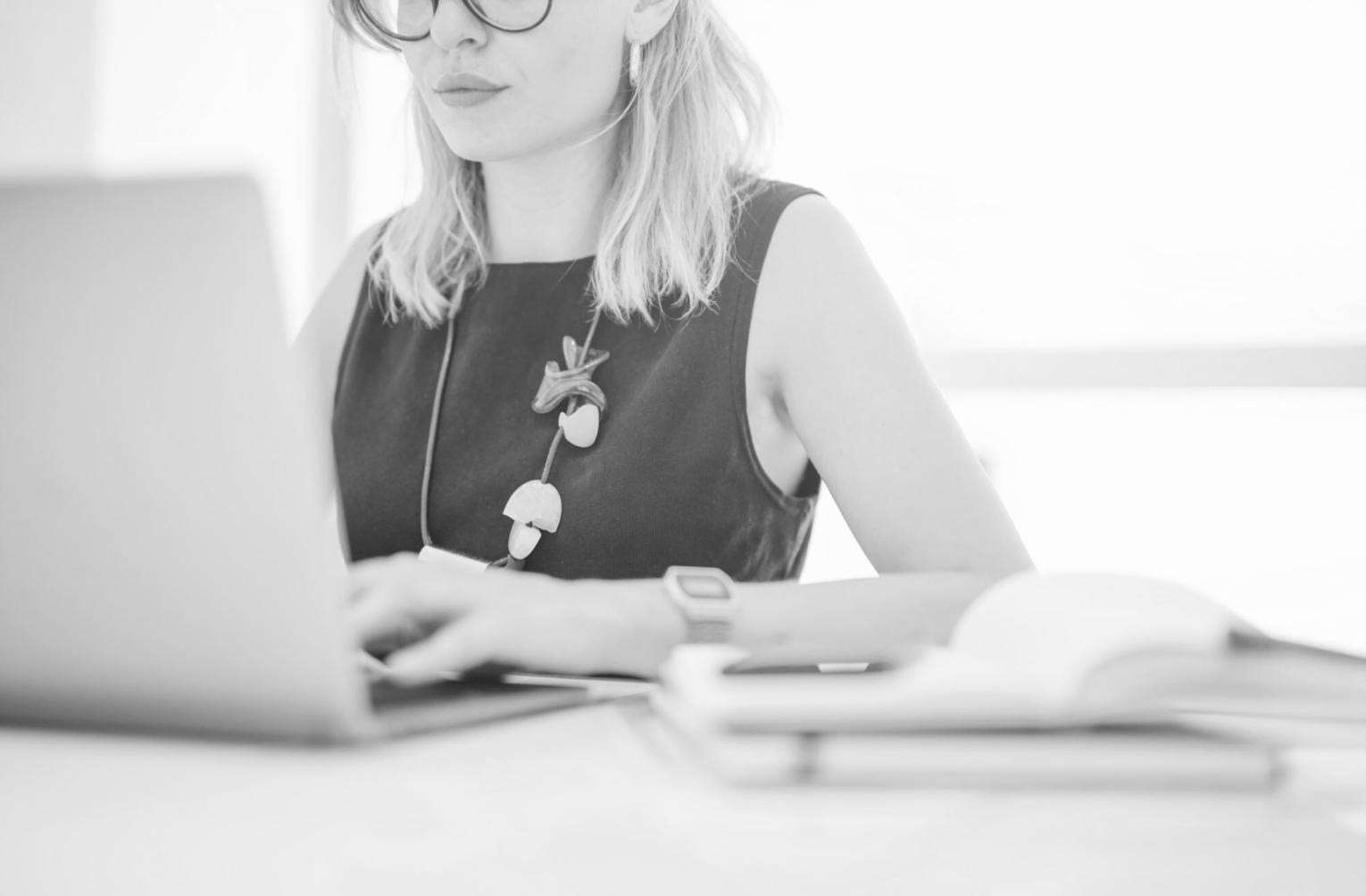 Équipe en réunion de travail collaboratif, illustrant notre méthode d'accompagnement