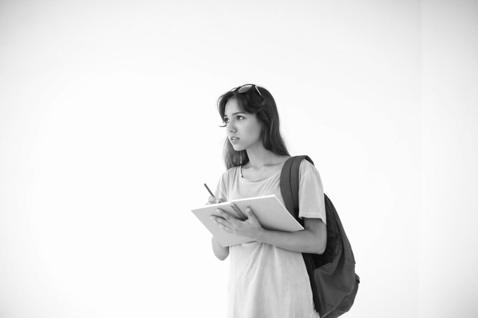 Espace de travail collaboratif moderne, représentant l'environnement professionnel de notre équipe